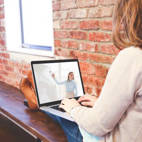 virtuelles lernen, online, lernen, fernarbeit, uni, bildung, klasse, unterrichten, laptop, rechner, internet, kurs, wohnen, webinar, präsentation, lektion, neue normale, e-learning, treffen, technologie, online, webinar, webinar, webinar, webinar, we